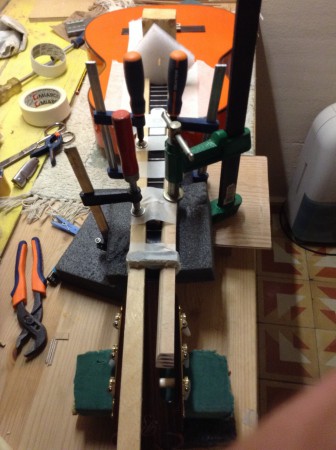 Sistema de mordazas para presionar los extremos de los trastes mientras se pegan.